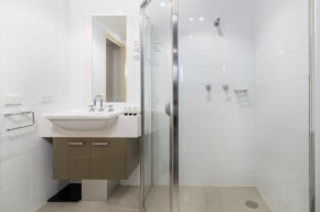 Central 1-Bed with Parking BBQ and Indoor Pool